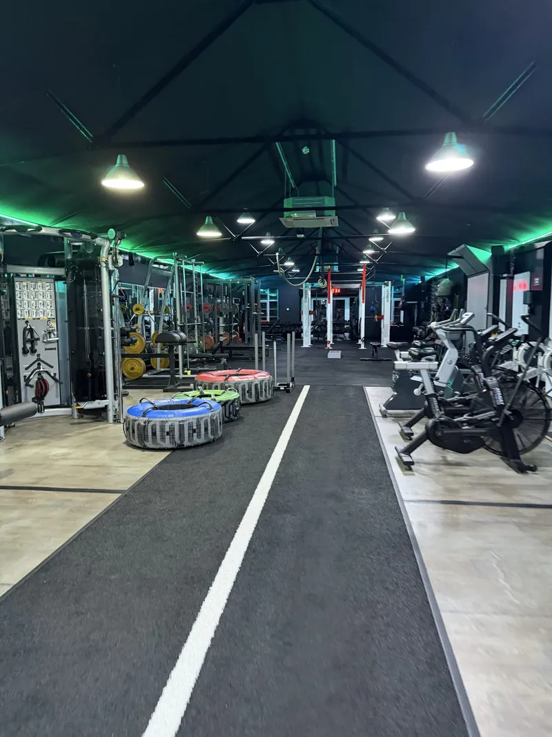 The main training floor with its sprint lane
